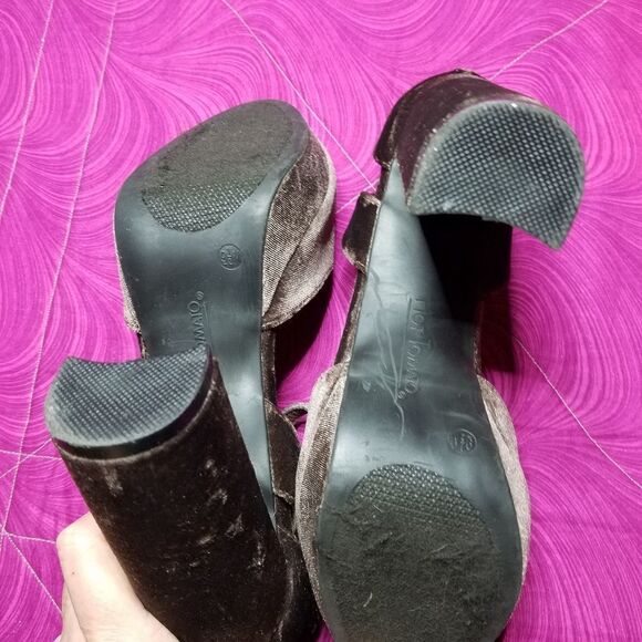 Hot Tomato velvet heels size 9.5 - Picture 5 of 7